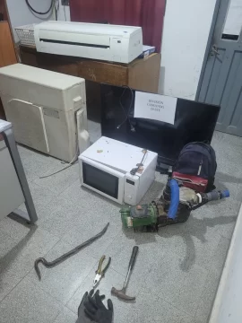 Delincuentes huyeron y un remisero quedó detenido con electrodomésticos y herramientas