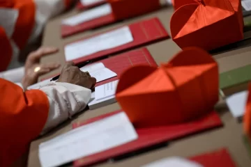 Cónclave: a qué hora se espera otra fumata y cuántas veces más votarán los cardenales