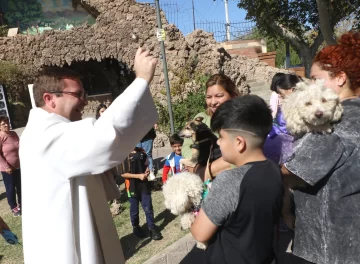Las mascotas coparon el patio de la parroquia para recibir una bendición