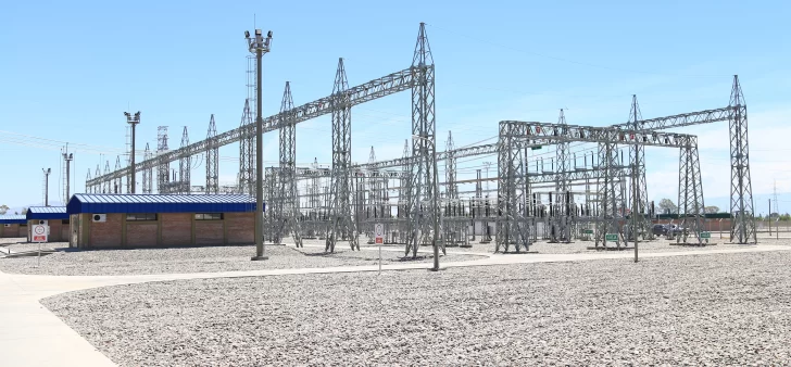 Amplio refuerzo de la red eléctrica local con una batería de obras