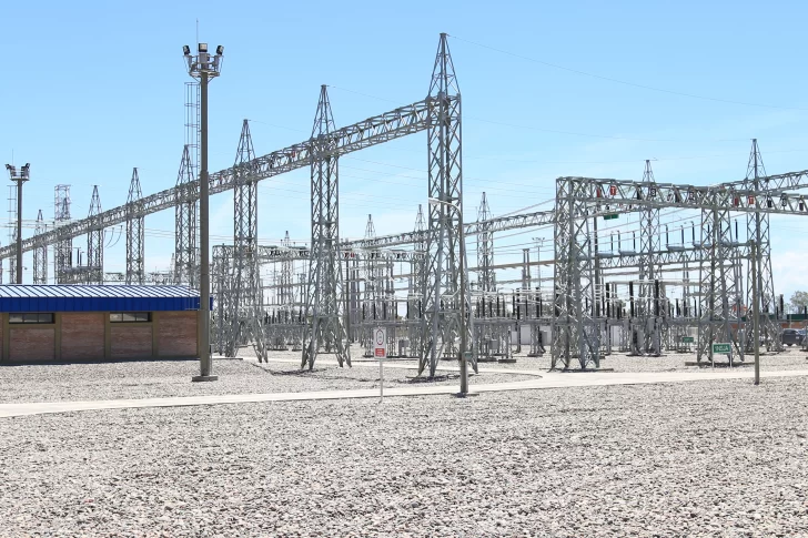 Amplio refuerzo de la red eléctrica local con una batería de obras