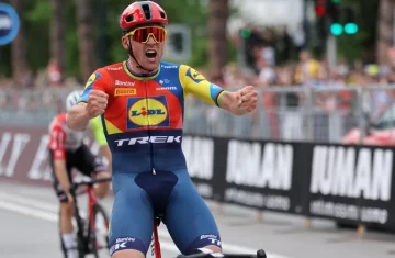 Mads Pedersen ganó el sprint y se vistió con la malla rosa