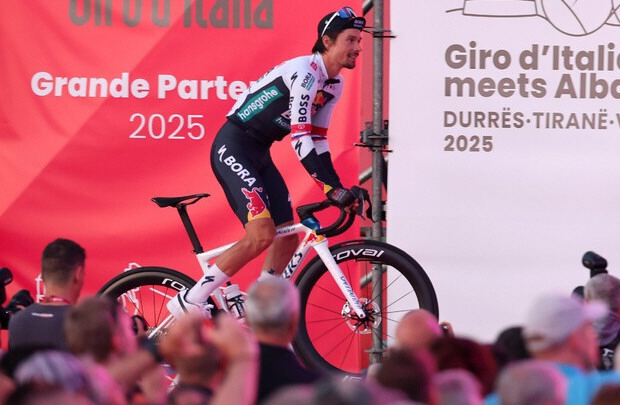 Roglic ya se vistió de rosa