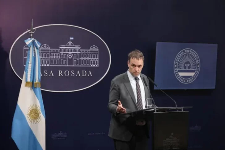 Qué hay detrás de la demora del plan para gastar dólares colchón