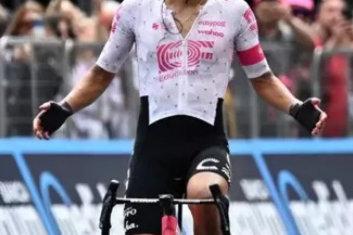 Carapaz ganó la etapa, y Del Toro sigue arriba