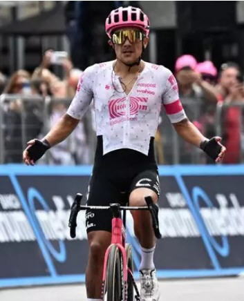 Carapaz ganó la etapa, y Del Toro sigue arriba