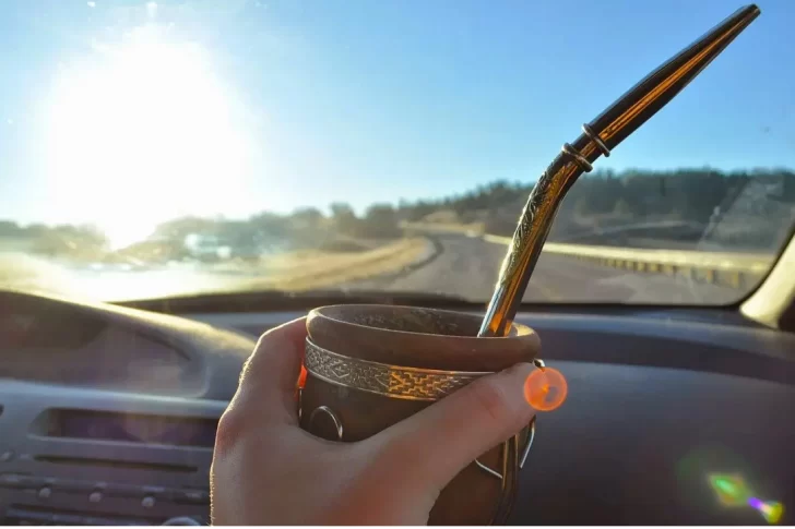 Una multa de 420 mil pesos por tomar mate al conducir