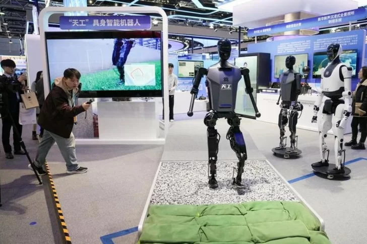 Robot humanoides que realizan tareas de empleados de comercio