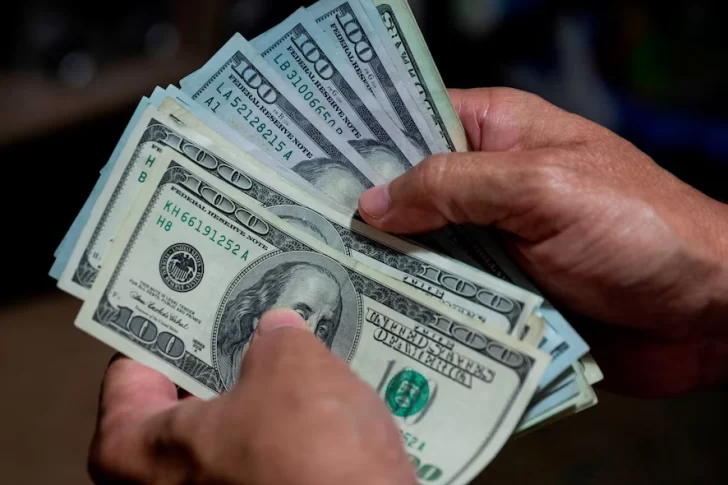El dólar oficial anotó la quinta caída consecutiva, mientras el blue en San Juan se mantuvo en $1.470