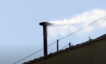 ¡Habemus Papam! Sale humo blanco de la chimenea de la Capilla Sixtina