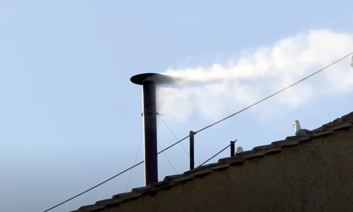 ¡Habemus Papam! Sale humo blanco de la chimenea de la Capilla Sixtina