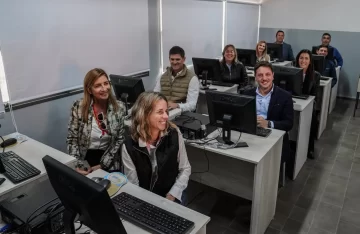 Entrega de equipamiento informático para tecnicatura en minería