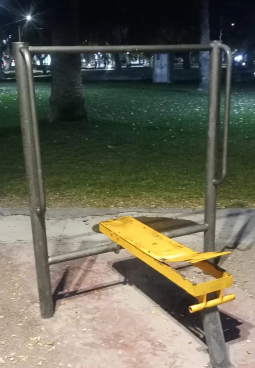 Aparatos de ejercicios dañados en el Parque Aparatos de ejercicios dañados en el Parque