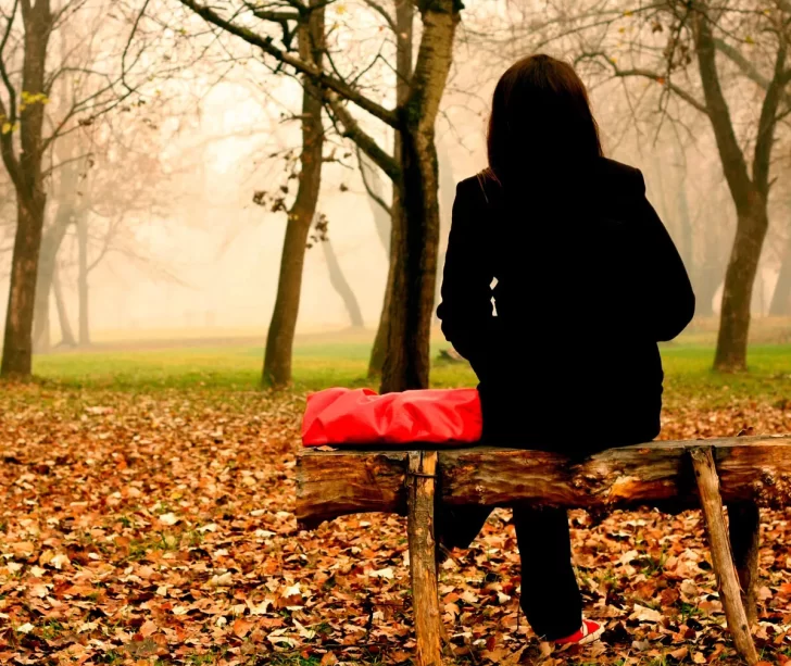 El trastorno que explica por qué los días cortos de otoño impactan en el estado de ánimo