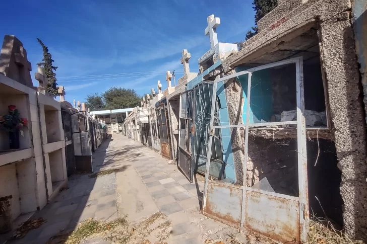 Hay reclamos por el mal estado y la mugre en el Cementerio de Albardón