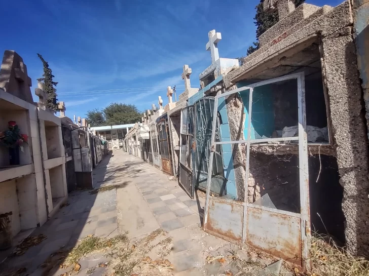 Hay reclamos por el mal estado y la mugre en el Cementerio de Albardón