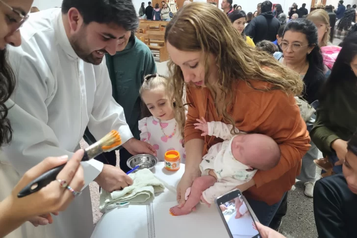 Un libro donde los bebés estampan su huella para encomendarse a la Virgen
