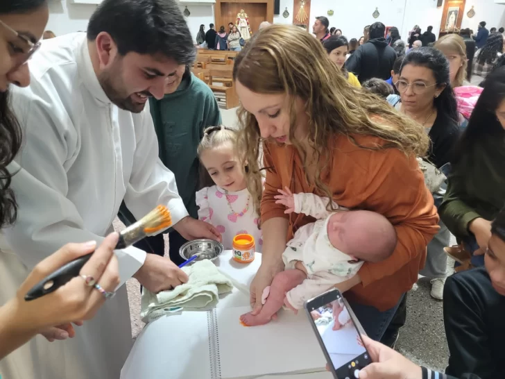 Un libro donde los bebés estampan su huella para encomendarse a la Virgen Un libro donde los bebés estampan su huella para encomendarse a la Virgen