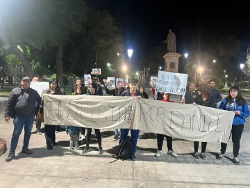 La familia del changarín asesinado pidió justicia en Plaza 25 de Mayo: “No merecía morir así” La familia del changarín asesinado pidió justicia en Plaza 25 de Mayo: “No merecía morir así”