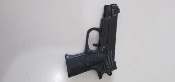 Con una pistola de juguete, apuntó a la dueña de un auto para robarle la batería Con una pistola de juguete, apuntó a la dueña de un auto para robarle la batería