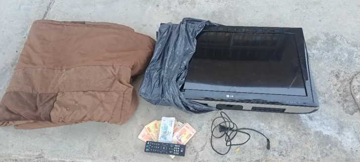 Entró a una casa a robar y huyó pero su propia madre lo entregó a la policía Entró a una casa a robar y huyó pero su propia madre lo entregó a la policía