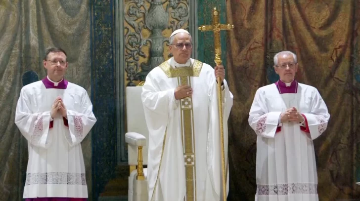 León XIV encabezó su primera misa, recordó a Francisco y dio un mensaje de unidad ante los cardenales León XIV encabezó su primera misa, recordó a Francisco y dio un mensaje de unidad ante los cardenales