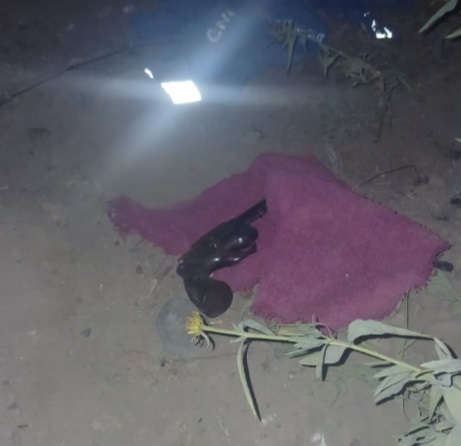 Caminaba con la cara cubierta pero cuando vio a la policía, descartó un arma y huyó Caminaba con la cara cubierta pero cuando vio a la policía, descartó un arma y huyó