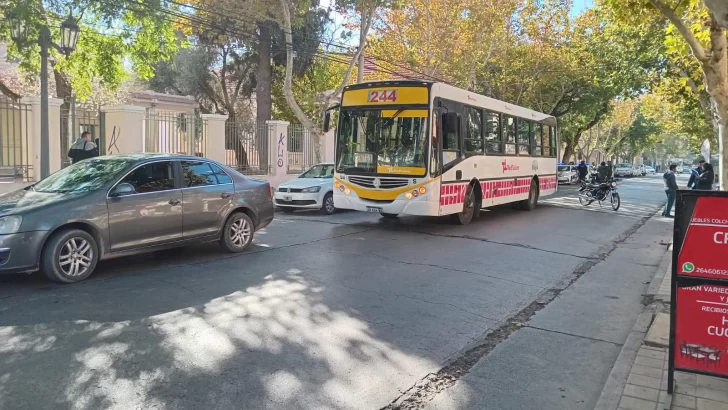 Un motociclista se accidentó en el corazón del microcentro sanjuanino Un motociclista se accidentó en el corazón del microcentro sanjuanino