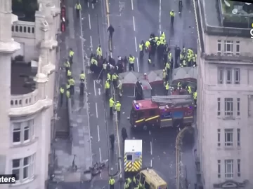 Un automovilista atropelló a varios hinchas del Liverpool que festejaban el triunfo de su equipo Un automovilista atropelló a varios hinchas del Liverpool que festejaban el triunfo de su equipo