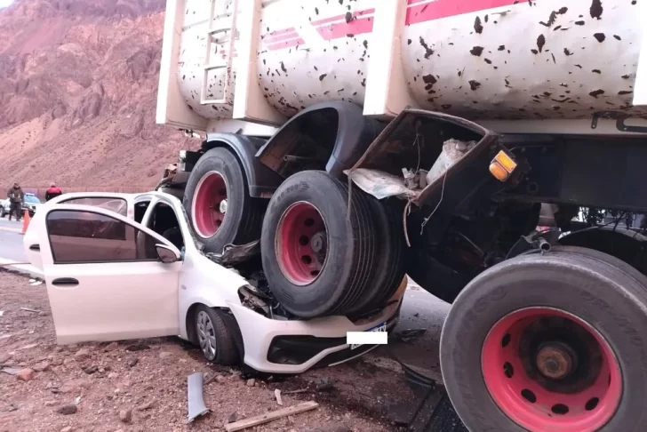 Mendoza: dos camiones chocaron, un auto quedó aplastado y hay dos personas muertas Mendoza: dos camiones chocaron, un auto quedó aplastado y hay dos personas muertas