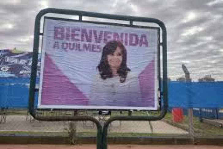 Aparecen los carteles con Cristina 2025