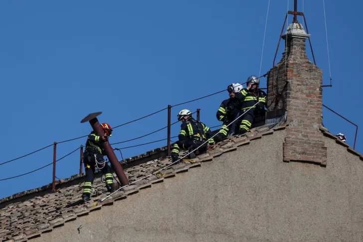 El Vaticano ya instaló la chimenea en la Capilla Sixtina