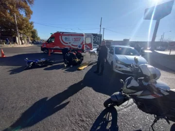 La conductora de una moto terminó hospitalizada tras chocar con un remís La conductora de una moto terminó hospitalizada tras chocar con un remís