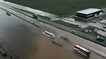 Inundaciones en Buenos Aires: el dramático relato de una maestra varada en un colectivo con 37 alumnos Inundaciones en Buenos Aires: el dramático relato de una maestra varada en un colectivo con 37 alumnos