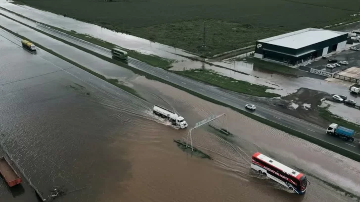 Inundaciones en Buenos Aires: el dramático relato de una maestra varada en un colectivo con 37 alumnos Inundaciones en Buenos Aires: el dramático relato de una maestra varada en un colectivo con 37 alumnos