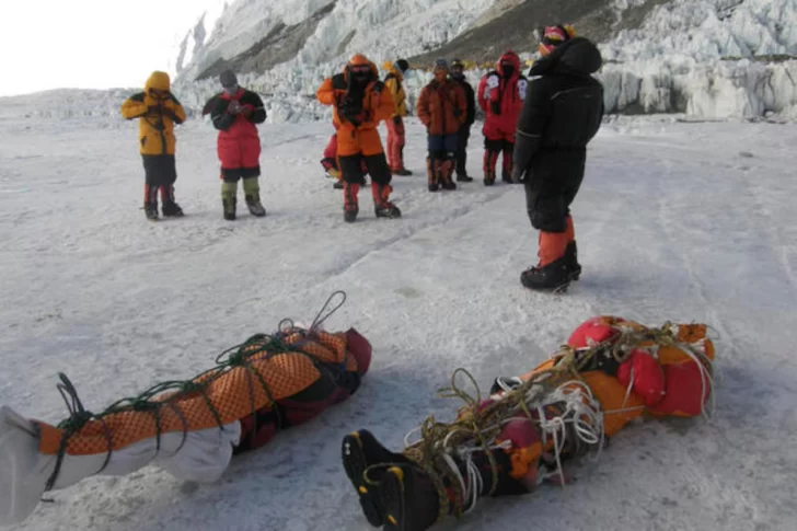 Monte Everest: el cambio climático dejó al descubierto los cadáveres de montañistas atrapados durante décadas