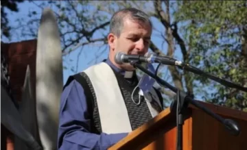 Un cura está en la mira por un polémico video con un camionero: “Querés que te …”