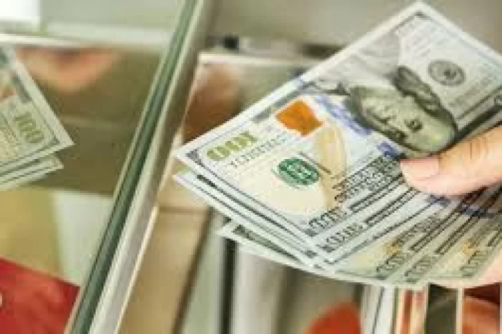 En el día después de la victoria de LLA, el dólar se hunde y cotiza en el arranque a $1.370