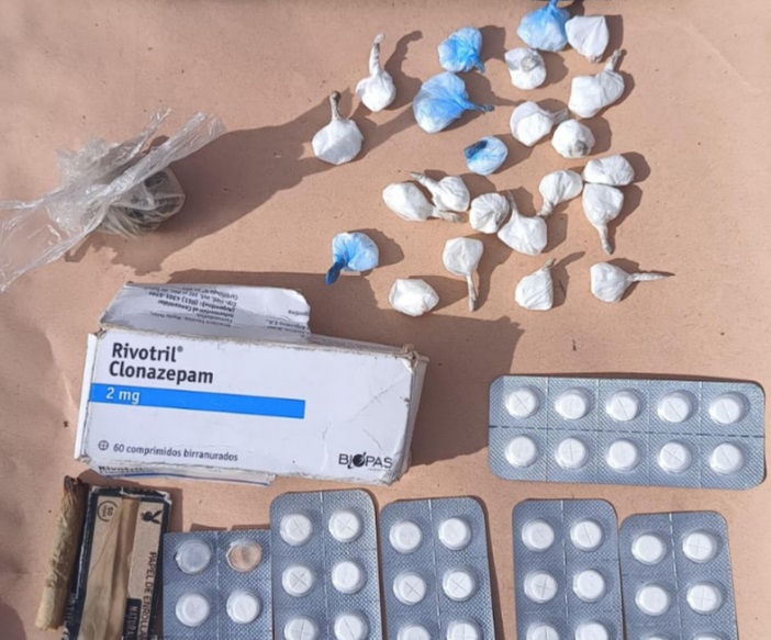 Detuvieron a dos jovenes con pastillas, cocaína y marihuana en una plaza de Rawson Detuvieron a dos jovenes con pastillas, cocaína y marihuana en una plaza de Rawson