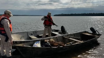 Abandonaron una embarcación con 80 kilos de carne de carpincho valuada en más de $2 millones Abandonaron una embarcación con 80 kilos de carne de carpincho valuada en más de $2 millones