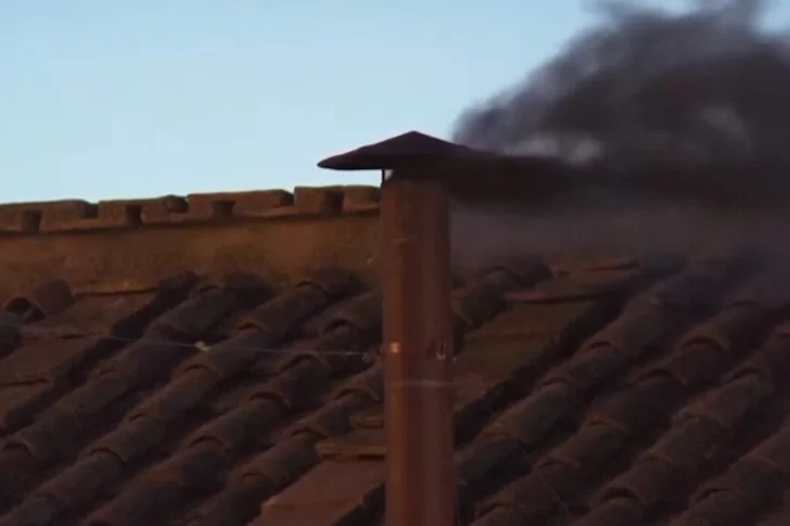 Fumata negra en el Vaticano: no hubo acuerdo tras la primera votación del Cónclave