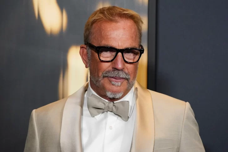 Kevin Costner demandado por una actriz doble de riesgo por una escena de violación Kevin Costner demandado por una actriz doble de riesgo por una escena de violación