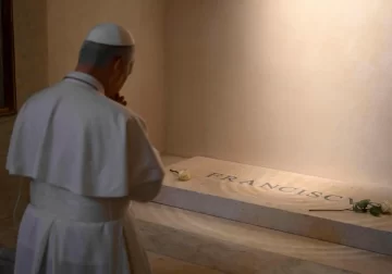 El papa León XIV visitó la tumba de Francisco en la Basílica Santa María la Mayor