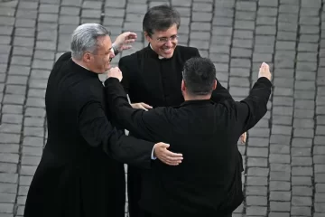 religiosos-se-abrazan-y-celebran-en-la-plaza-728x485