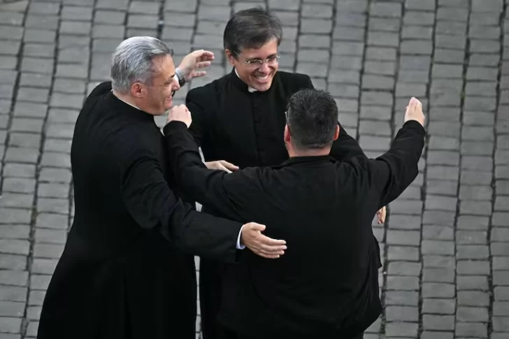 religiosos-se-abrazan-y-celebran-en-la-plaza-728x485