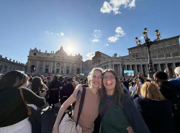 La emoción de una sanjuanina en la Plaza San Pedro y que su testimonio quedó retratado en The New York Times