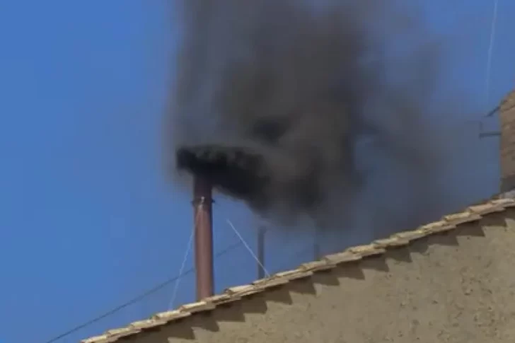 Segunda fumata negra en el Vaticano: no hay consenso para elegir nuevo Papa