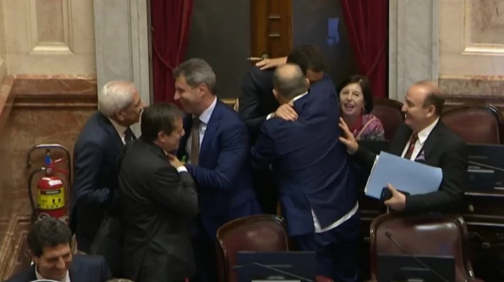 [VIDEO] El kirchnerismo bajó Ficha Limpia: Uñac votó en contra y lo celebró a los abrazos y risas