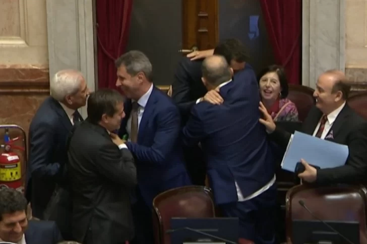 [VIDEO] El kirchnerismo bajó Ficha Limpia: Uñac votó en contra y lo celebró a los abrazos y risas