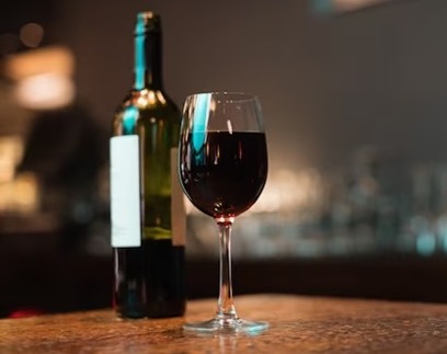 Se negó a darle vino a un amigo en un cumpleaños y casi muere de un palazo en la cabeza Se negó a darle vino a un amigo en un cumpleaños y casi muere de un palazo en la cabeza